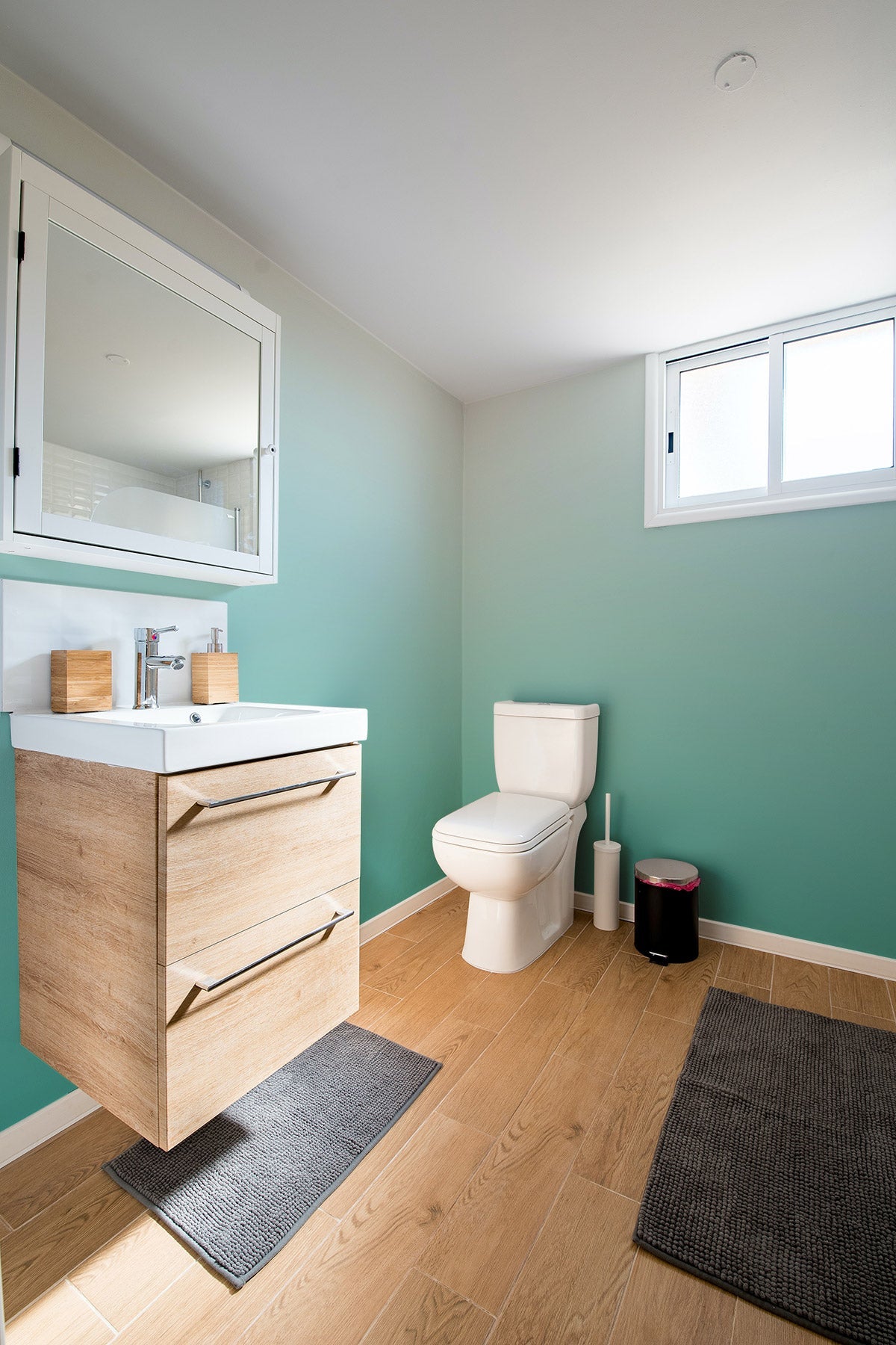 Spearmint wallpaper in a bathroom